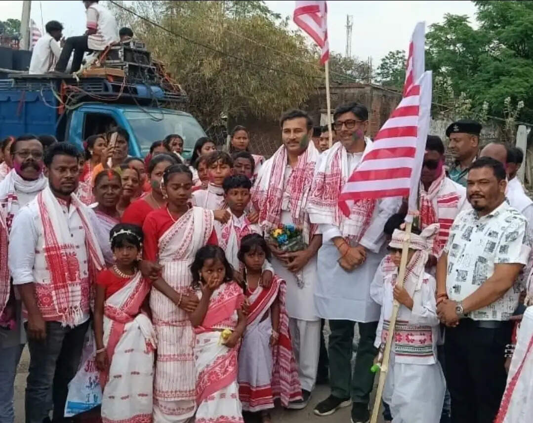 सरहुल शोभायात्रा में शामिल हुए सुदेश महतो