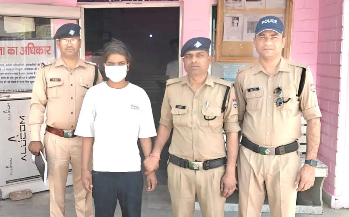 धोखाधड़ी के इनामी आरोपित को पुलिस ने गिरफ्तार किया