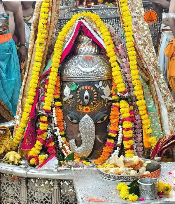 उज्जैन : गणेश चतुर्थी पर गणेश स्वरूप में सजे बाबा महाकाल,&nbsp;भस्म आरती में रजत आभूषणों से हुए&nbsp;अलंकरण