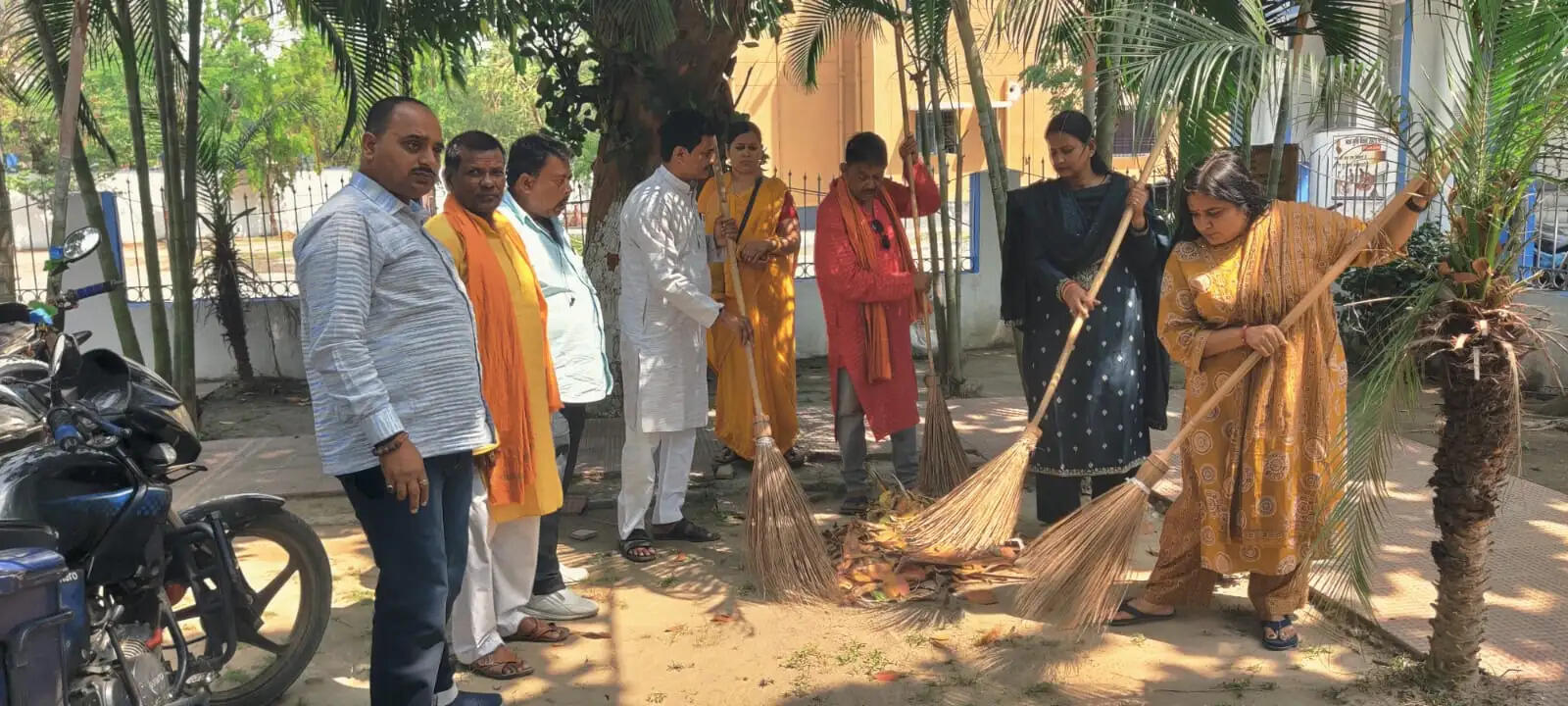 भाजपा कार्यकर्ताओं ने की अंबेडकर की प्रतिमा और पार्क की सफाई
