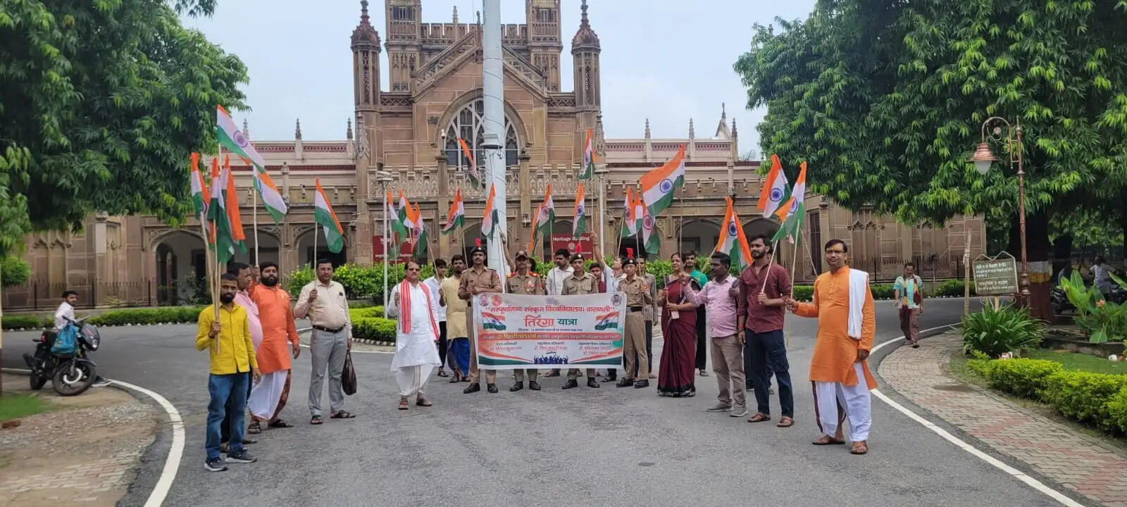 संपूर्णानंद संस्कृत विश्वविद्यालय से निकाली तिरंगा यात्रा,‘भारत माता की जय’ का उद्घोष