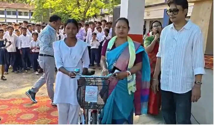 सारथी योजना के तहत 105 छात्राओं को मिली साइकिल
