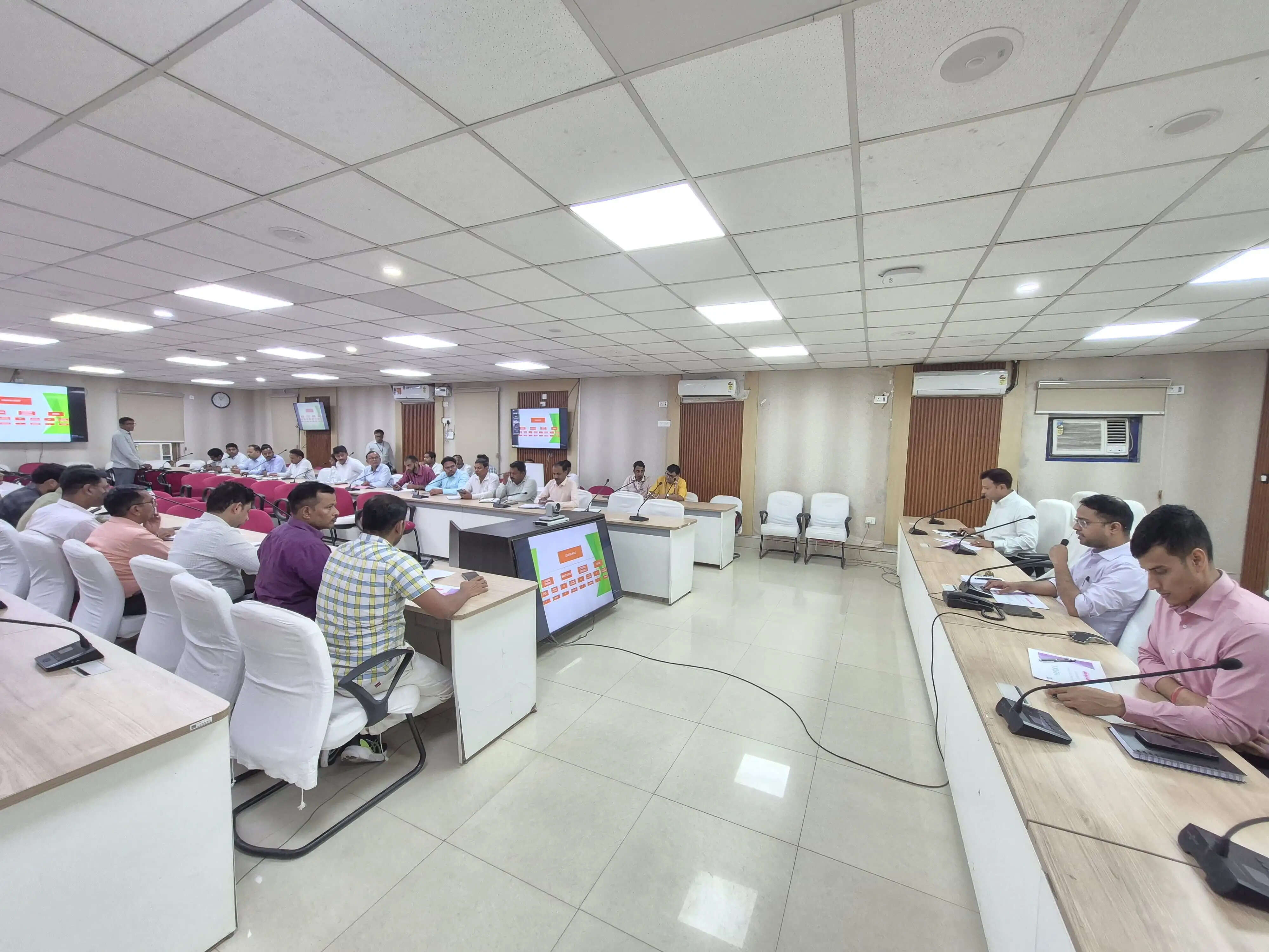 जिलाधिकारी ने की विद्युत विभाग की समीक्षा बैठक