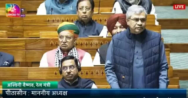 आंध्र प्रदेश की रेल कनेक्टिविटी परियोजनाओं में तेजी, मछलीपट्टनम बंदरगाह को दक्षिण भारत से जोड़ने पर विशेष जोर: रेल मंत्री