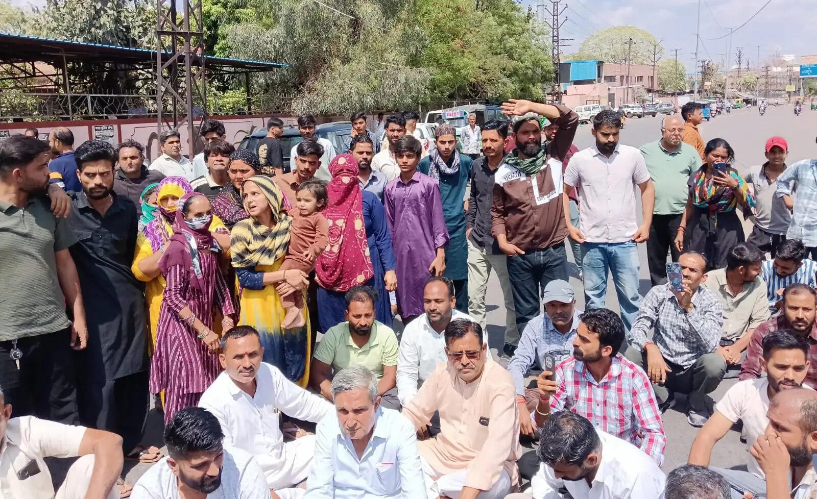 करंट से मौत के बाद परिजनों का हंगामा, रास्ता रोका