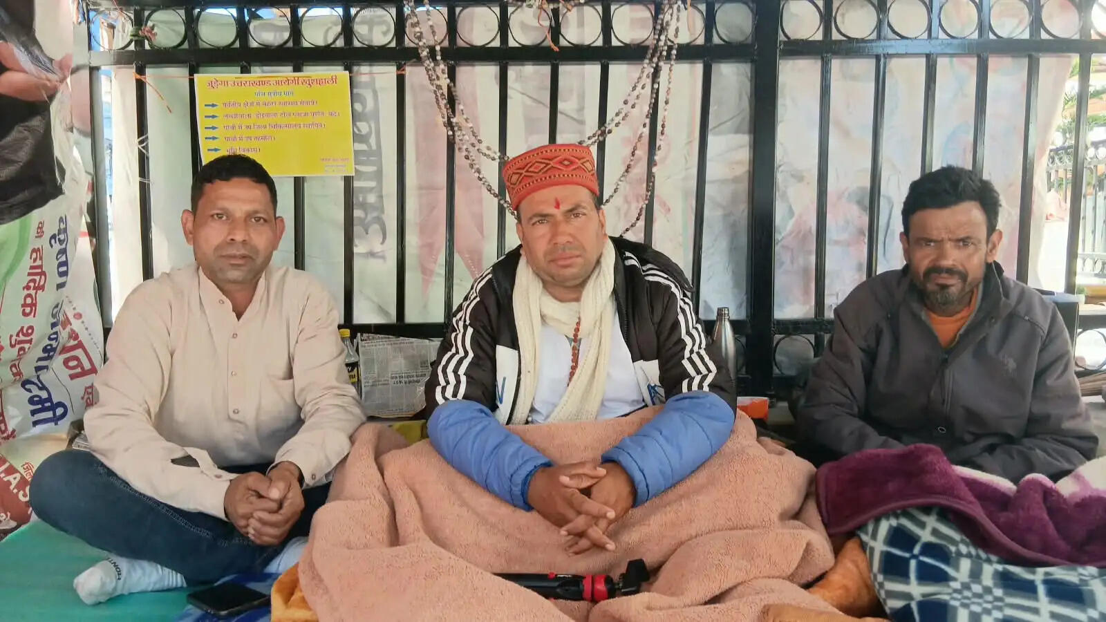 धरना पांचवें दिन भी जारी, रविवार से भूख हड़ताल की चेतावनी
