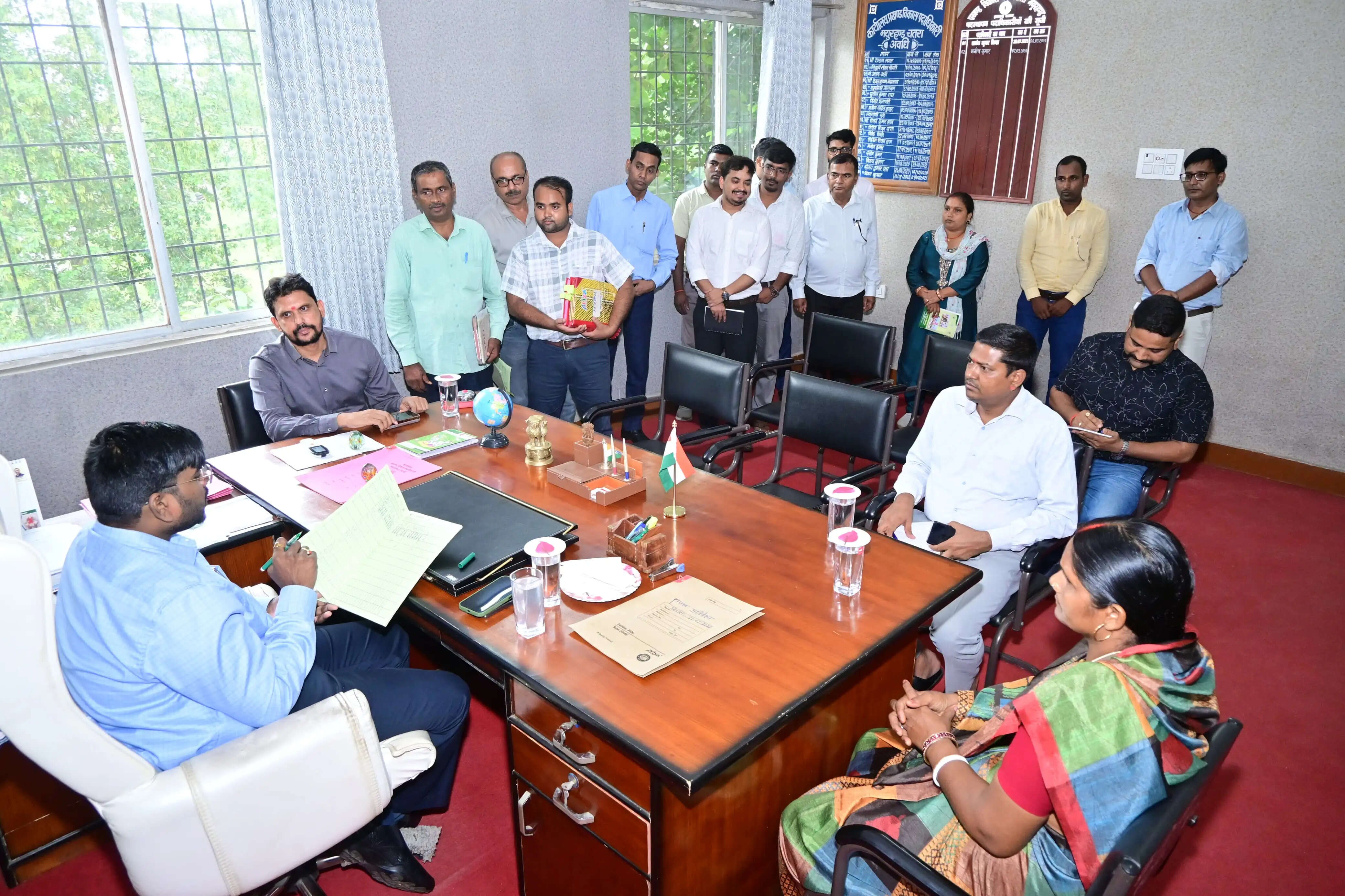 उपायुक्त ने मयूरहंड प्रखंड कार्यालय का निरीक्षण कर कार्य संस्कृति सुधारने का दिया निर्देश