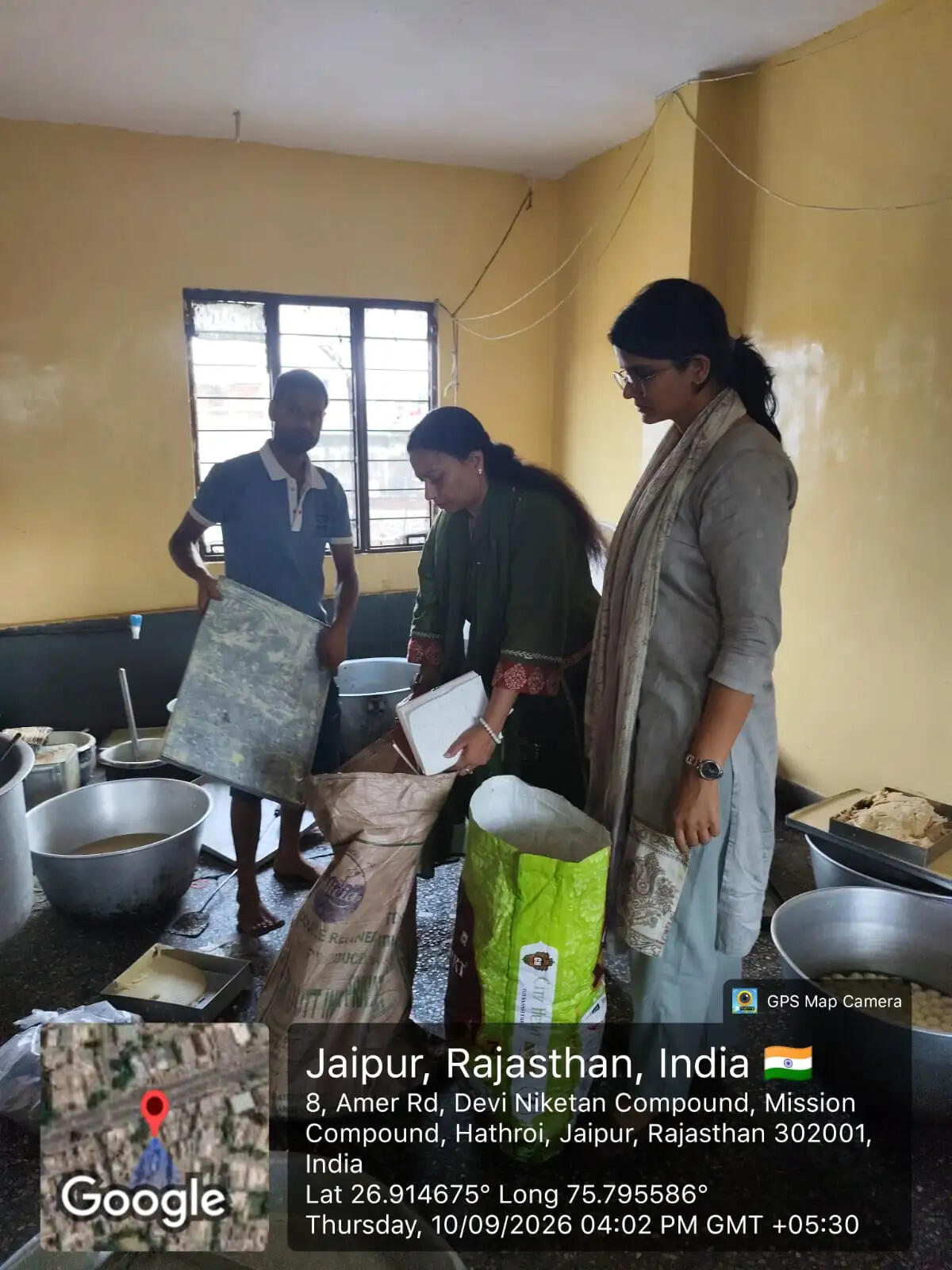 ब्रिटिश बेकरी व महारानी स्वीट्स पर खाद्य सुरक्षा दल ने किया निरीक्षण