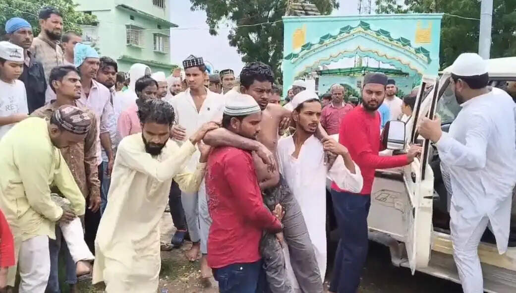 जनाजा ले जाने के दौरान दर्दनाक हादसा, हाई टेंशन तार की चपेट में आने से आधा दर्जन लोग घायल