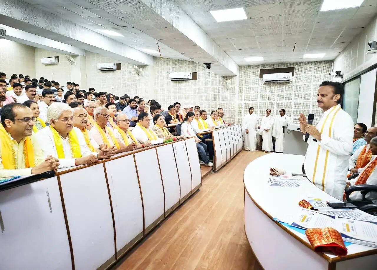 'चिकित्सा केवल पेशा नहीं, मानवता की सर्वोच्च सेवा है': उप मुख्यमंत्री शुक्ल