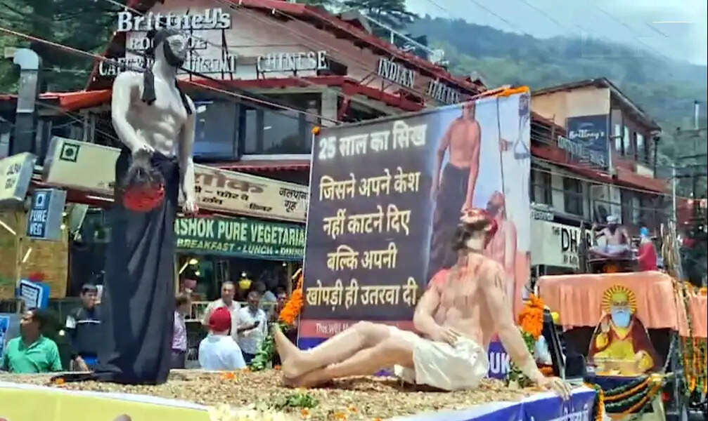 गुरु अर्जुन देव के शहीदी दिवस पर निकला भव्य नगर कीर्तन, गतका दल ने दिखाए हैरतअंगेज करतब