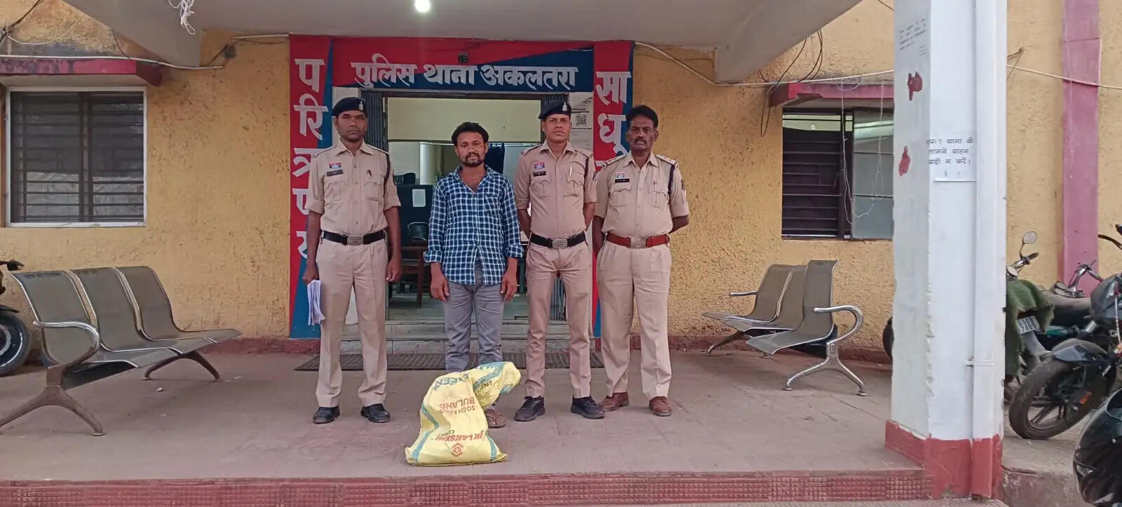 28 लीटर अवैध महुआ शराब के साथ महिला सहित दो आरोपित गिरफ्तार