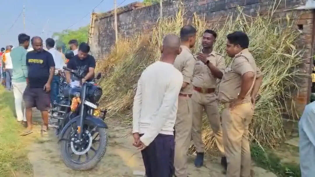 दहेज के लिए विवाहिता की हत्या कर शव फांसी पर लटकाने का आरोप, पति समेत कई पर मुकदमा दर्ज