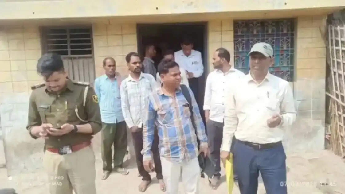 भष्ट्र बीडीओ के ठिकानो पर निगरानी विभाग ने की छापेमारी