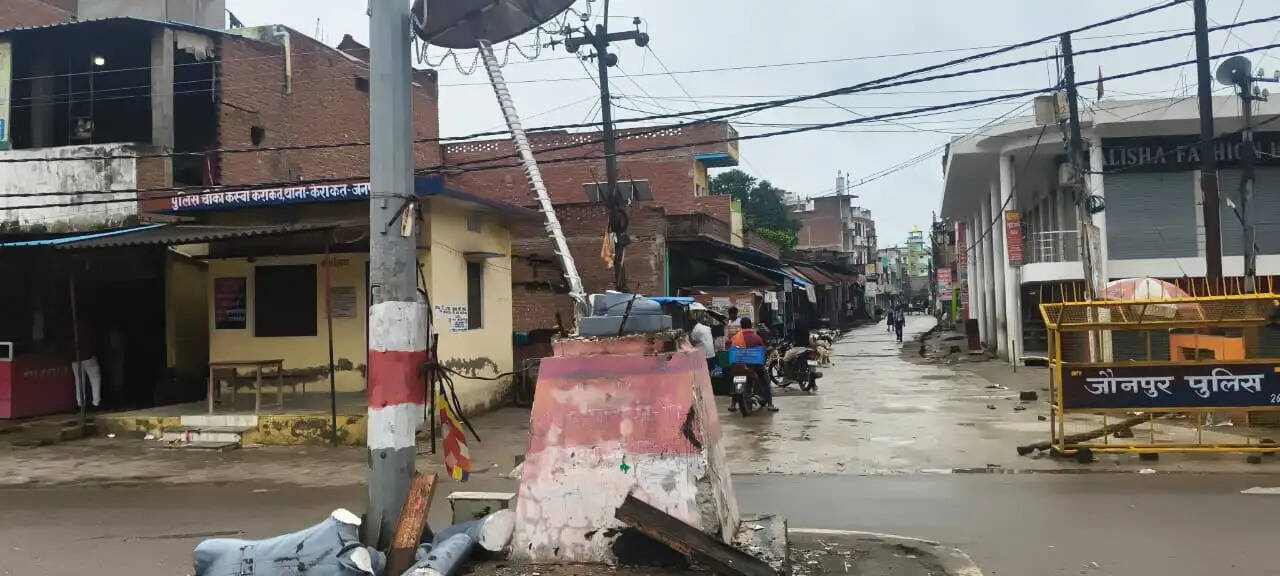 जौनपुर में अर्टिगा कार की टक्कर से शहीद भगत सिंह की प्रतिमा क्षतिग्रस्त, सात घायल