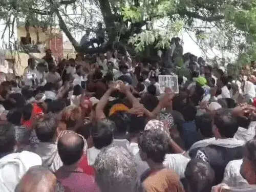 फरीदाबाद : नेहरू कॉलोनी में तोडफ़ोड़ के खिलाफ प्रदर्शन, दी दिल्ली कूच की चेतावनी