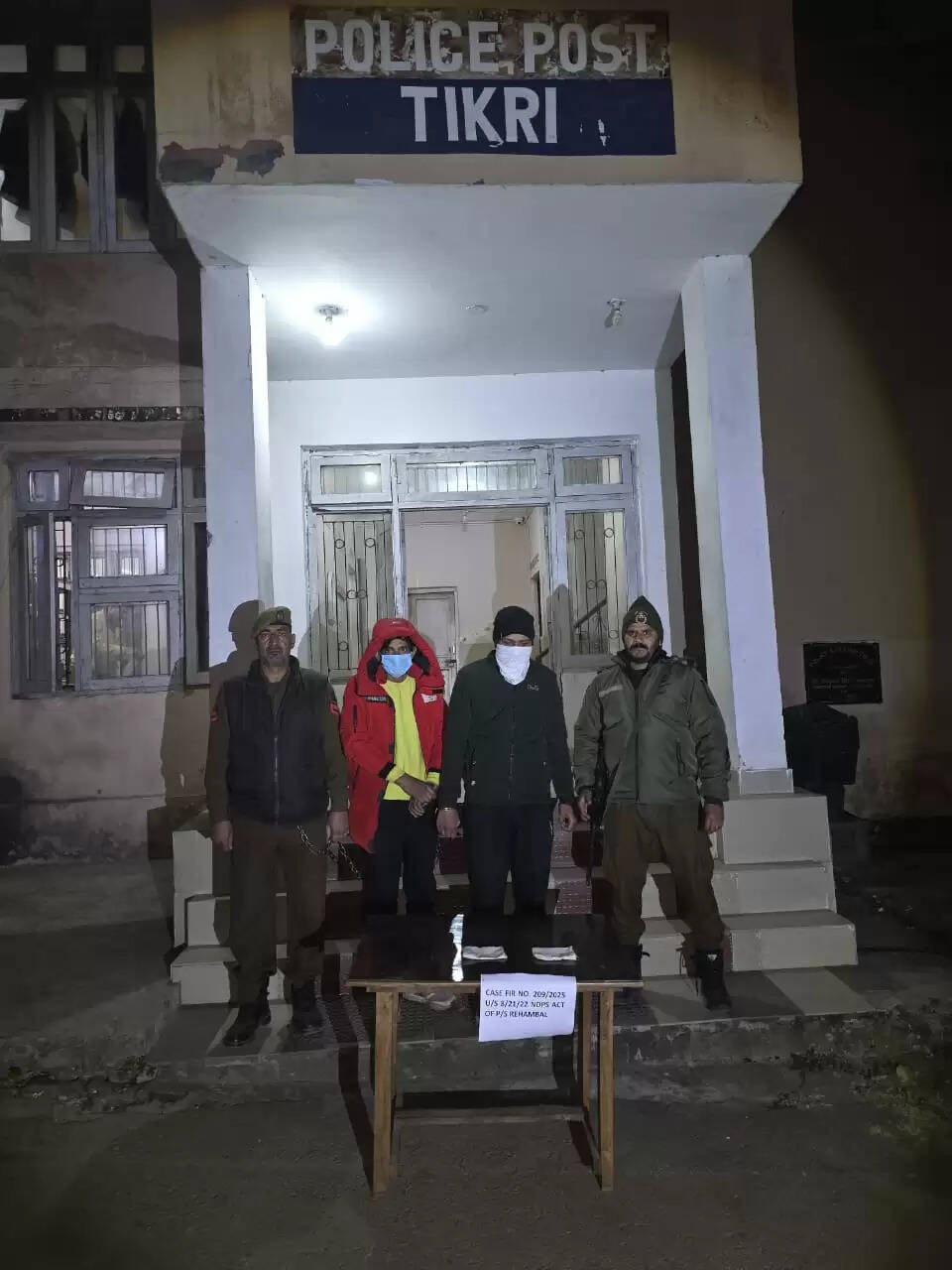 उधमपुर पुलिस ने टिकरी में दो ड्रग तस्करों को हेरोइन के साथ गिरफ्तार किया