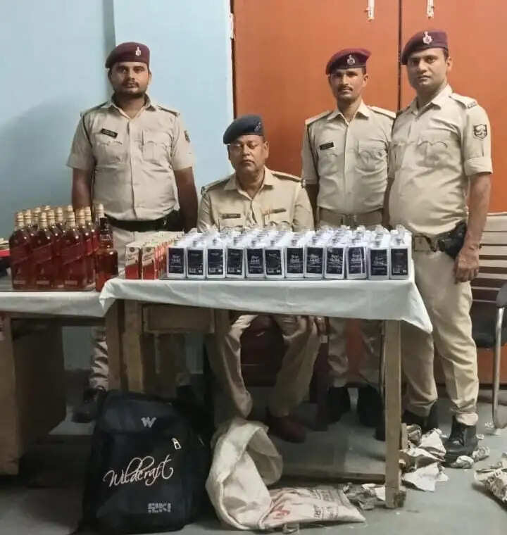 जनसाधारण एक्सप्रेस से 46.65 लीटर विदेशी शराब बरामद