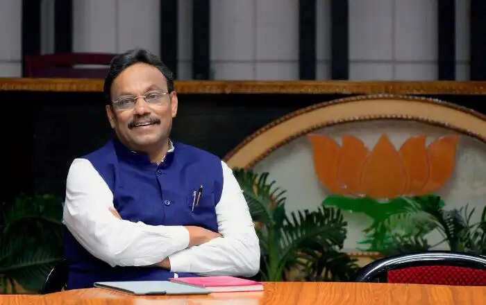 होर्डिंग पोस्टर से दूर रहकर सांगठनिक कार्य करने आ रहे उप्र भाजपा प्रभारी विनोद तावड़े