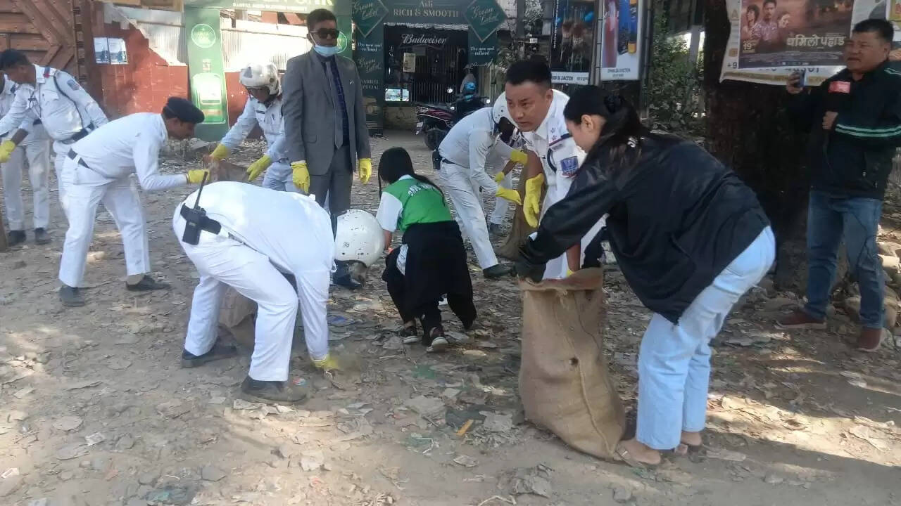 ट्रैफिक नियंत्रण के साथ स्वच्छता की पहल, चला क्लीन ग्रीन ड्राइव