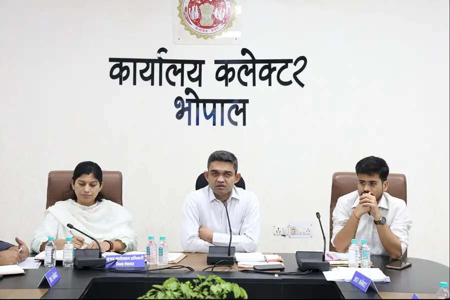 जनहित के कार्यों में शिथिलता कतई बर्दाश्त नहीं, अधिकारी पूरी मुस्तैदी से करें दायित्वों का निर्वहन : कलेक्टर मिश्रा
