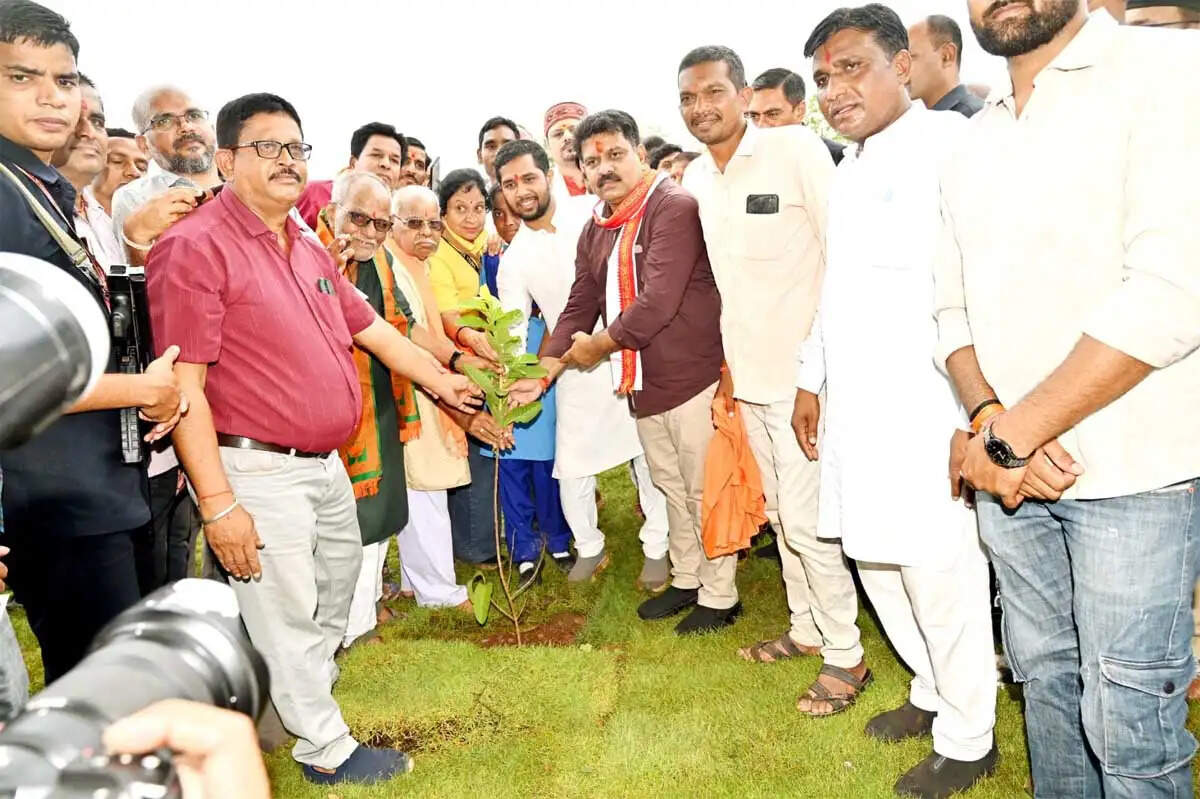 जन्मदिवस पर उप मुख्यमंत्री विजय शर्मा ने किया पौधारोपण, हजारों लोगों के साथ दिया हरियाली का संदेश