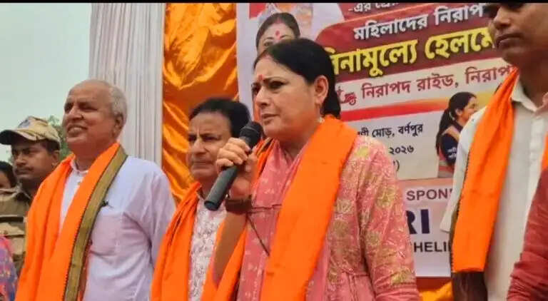 सड़क सुरक्षा को बढ़ावा देने के लिए बर्नपुर में महिला बाइक चालकों में हेलमेट वितरण