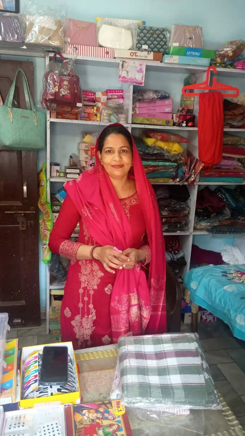 हिसार : एक लाख के ऋण से बदली जिंदगी, कपड़ों की दुकान से सुनीता बनी आत्मनिर्भर