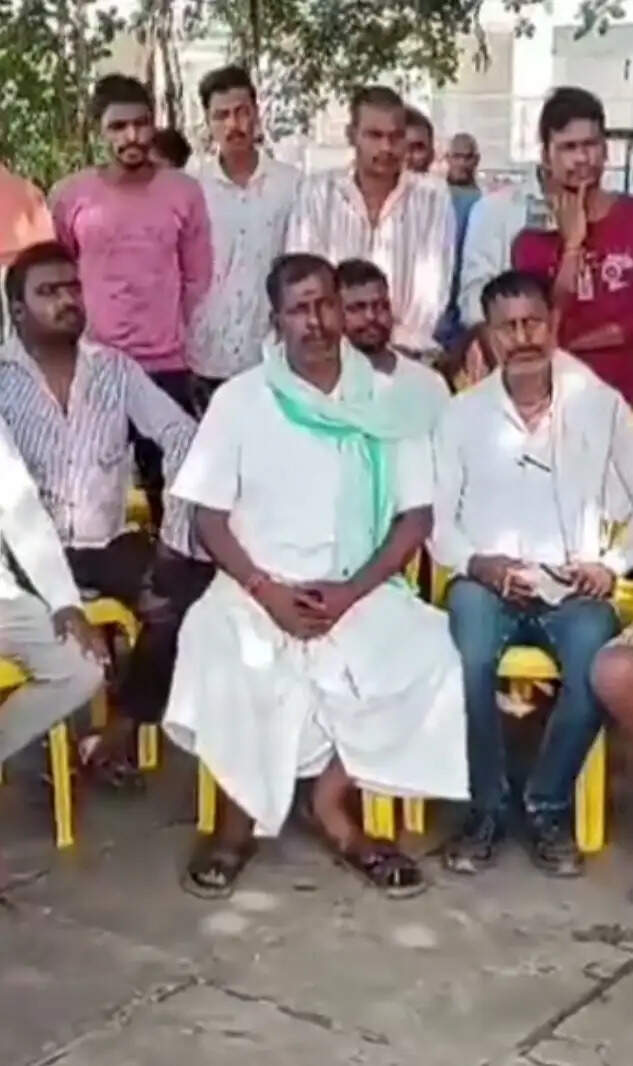 वाराणसी में नाविकों ने मुख्यमंत्री से नाव संचालन पर लगी रोक हटाने की उठायी मांग