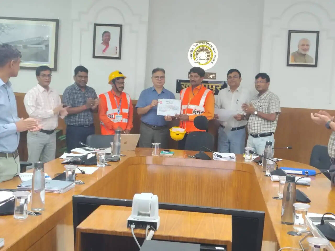 सतर्कता से टला संभावित रेल हादसा, खड़गपुर मंडल ने दो ट्रैक मेंटेनरों को सम्मानित किया