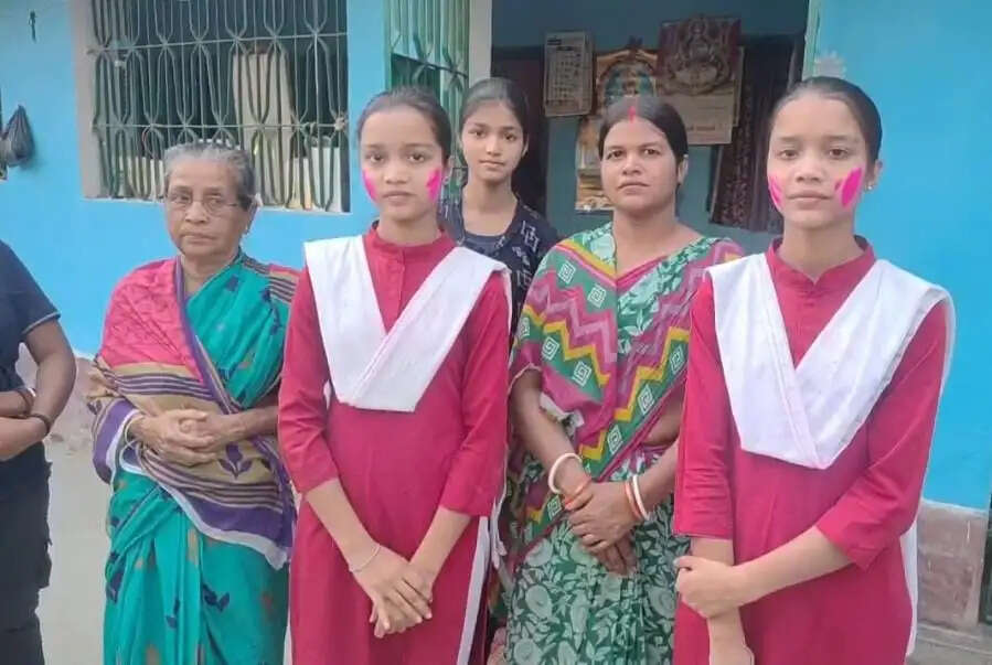 जुड़वां बहनों साक्षी और सृष्टि बनीं विज्ञान संकाय की जिला टॉपर