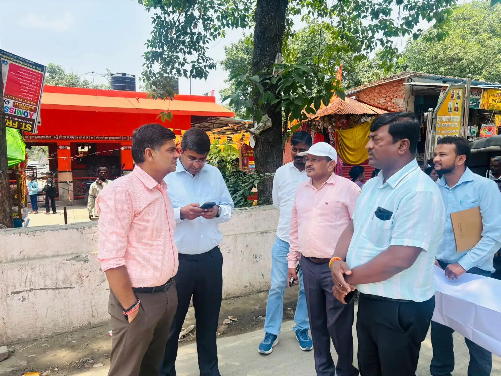 मंडलायुक्त एवं जिलाधिकारी ने किया प्रस्तावित रेल ऊपरगामीपुल निर्माण स्थल का निरीक्षण, दिए निर्देश