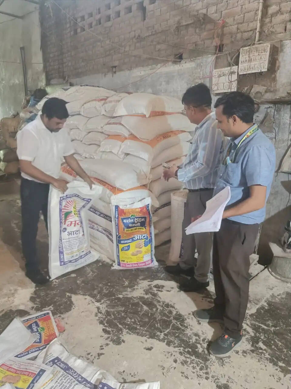 दूसरे ब्रांड का आटा अपने नाम से बेच रही फ्लोर मिल पर छापा, डेढ़ लाख का स्टॉक सीज
