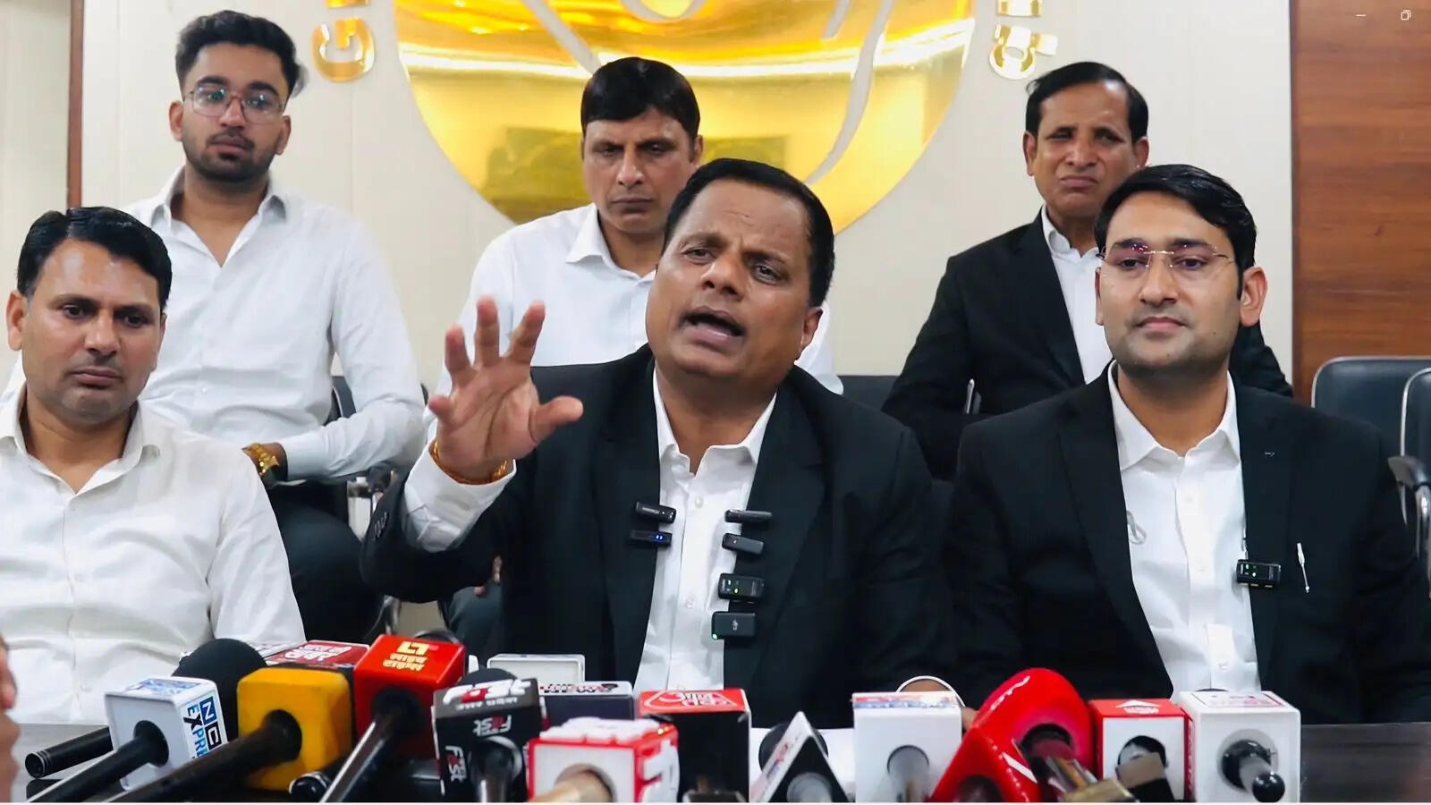 सपा प्रवक्ता द्वारा ब्राह्मणों के प्रति की गई अशोभनीय टिप्पणी से पार्टी में मचा बवाल, अधिवक्ता सभा के राष्ट्रीय सचिव ने दिया इस्तीफा