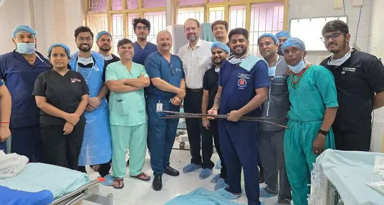 केजीएमयू ट्रामा सेंटर के चिकित्सकों ने जटिल सर्जरी कर युवक की बचाई जान