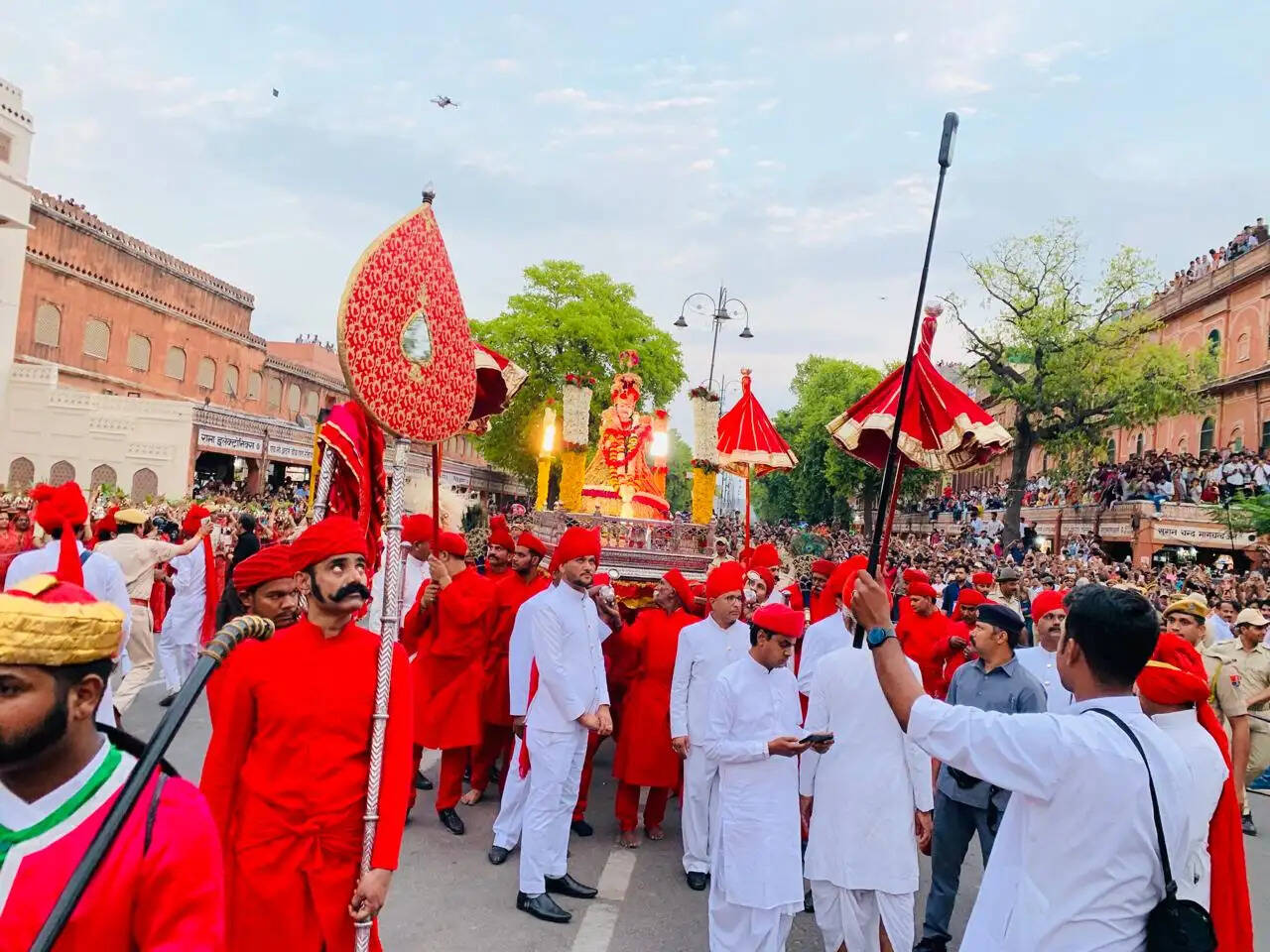 सिटी पैलेस से तालकटोरा तक निकली बूढ़ी गणगौर की शाही सवारी