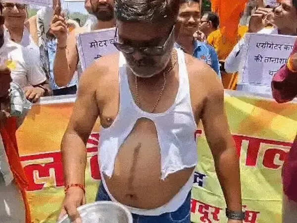 भोपाल में टैक्सी चालकों का अनोखा प्रदर्शन,&nbsp;कटोरा लेकर मांगी भीख, बोले- कमाई से ज्यादा खर्च