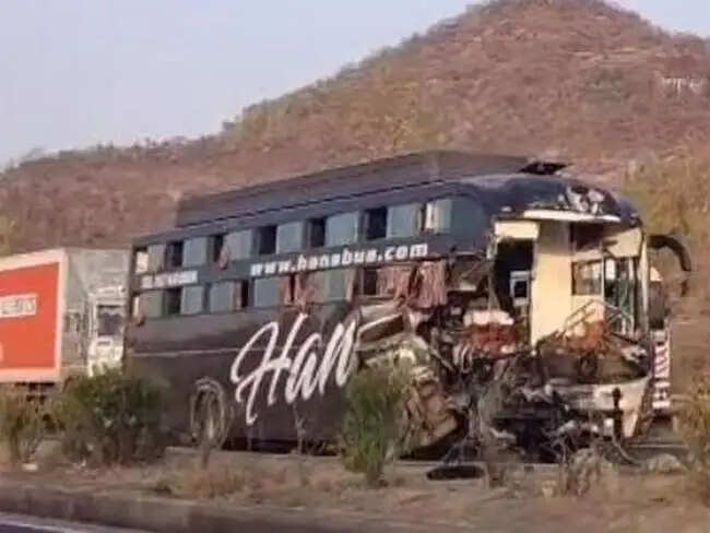 महाराष्ट्र के लालिंग घाट पर तीन वाहनों की टक्कर में छह की मौत, 26 घायल