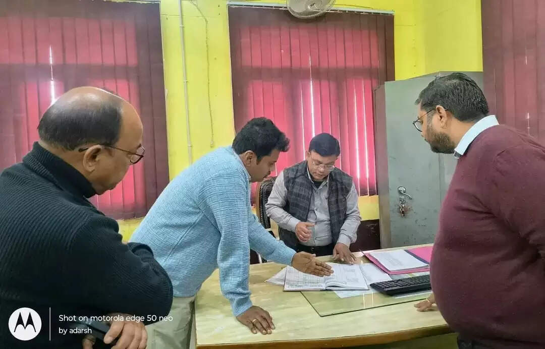 जिलाधिकारी को सीएमओ कार्यालय के निरीक्षण में कई स्टाफ गैरहाजिर मिले, हर जगह दिखी बदहाल व्यवस्था