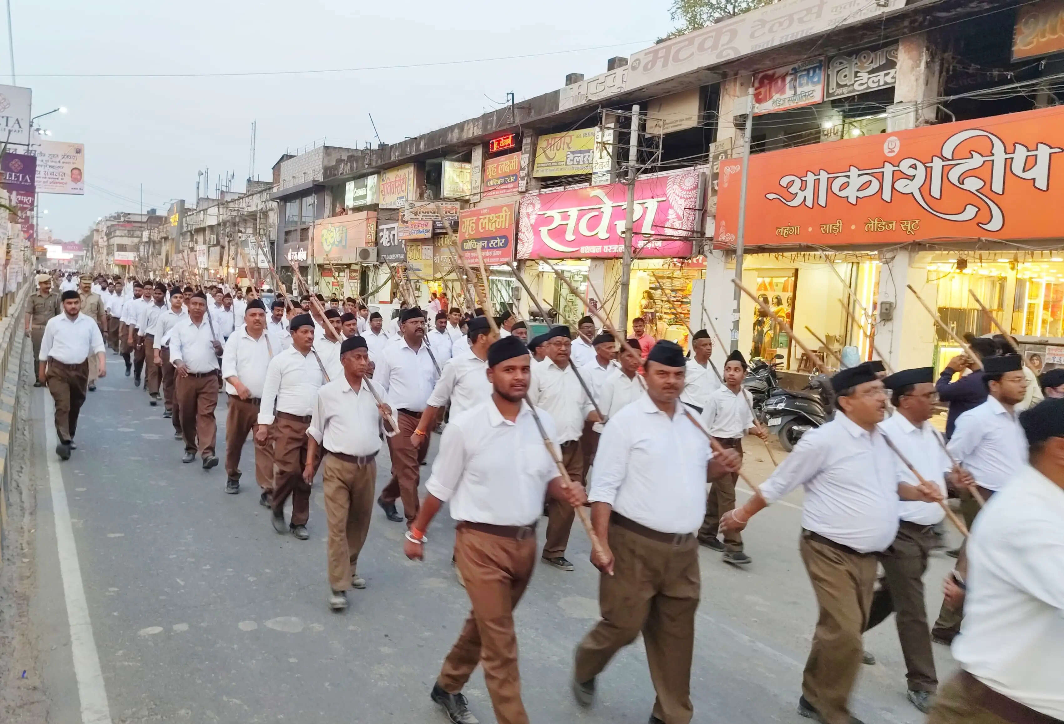 गोरखपुर में नवसंवत्सर पर अनुशासन और राष्ट्रभाव का अद्भुत प्रदर्शन, भव्य पथ संचलन में उमड़ा जनसैलाब