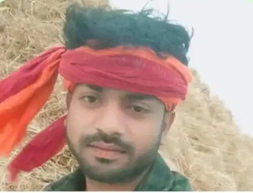 संदिग्ध परिस्थितियों में पेड़ से गमछे के सहारे लटका मिला युवक का शव