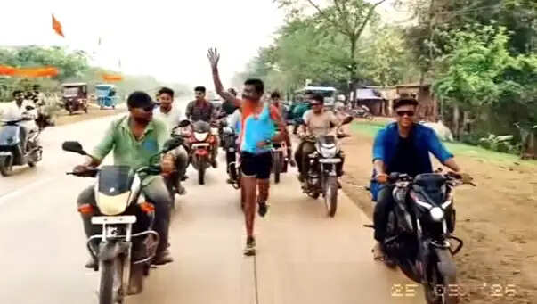 चुनाव 26 : अभिषेक की सभा में शामिल होने केलिए आठ किमी दौड़े तृणमूल प्रत्याशी रामजीवन मांडी