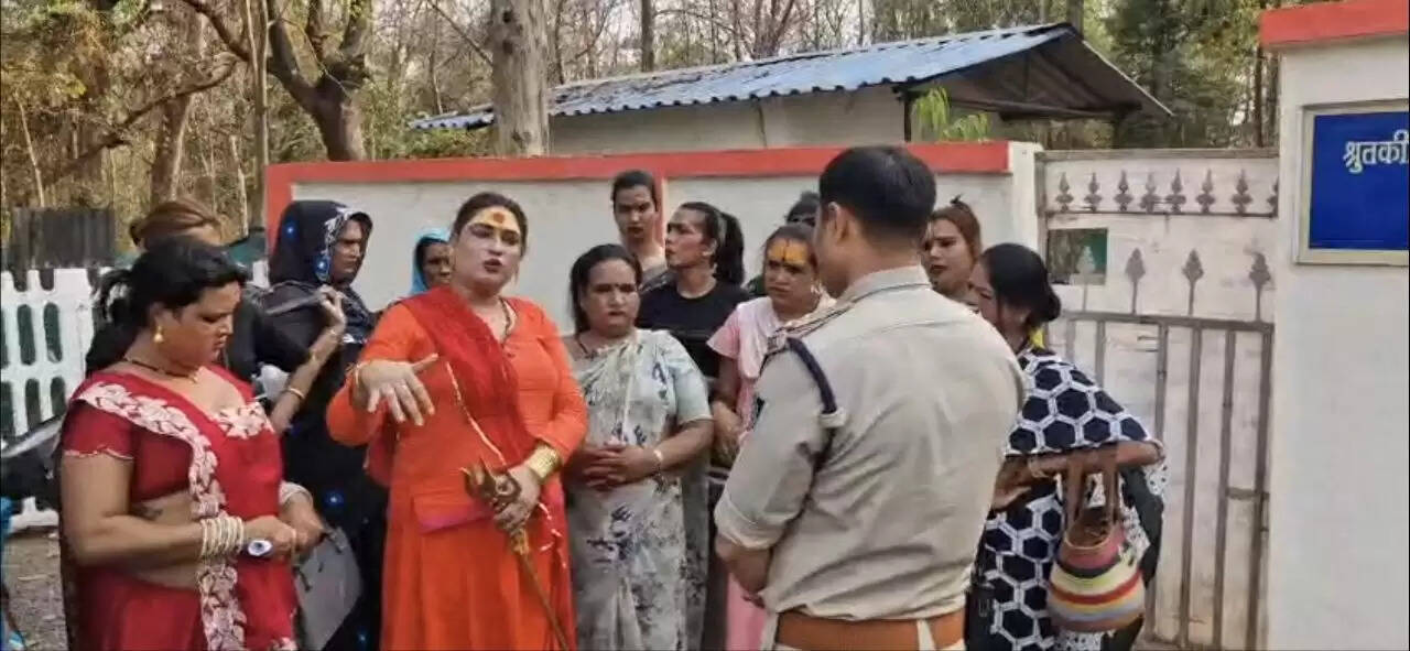 दमोह में किन्नर समाज का प्रदर्शन: अपहरण, फिरौती और सांप्रदायिक तनाव के आरोपों पर त्वरित कार्रवाई की मांग