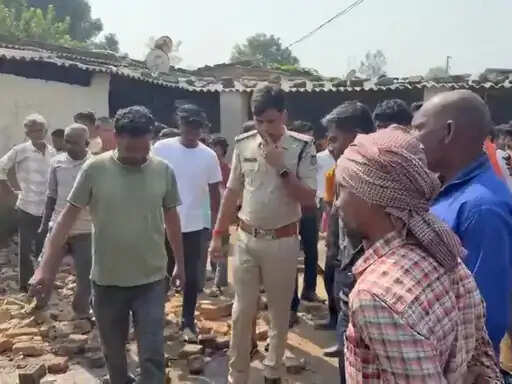 शहडोल: कोयले से भरा ट्रक घर पर पलटा, 3 बकरियों की मौत, चालक घायल