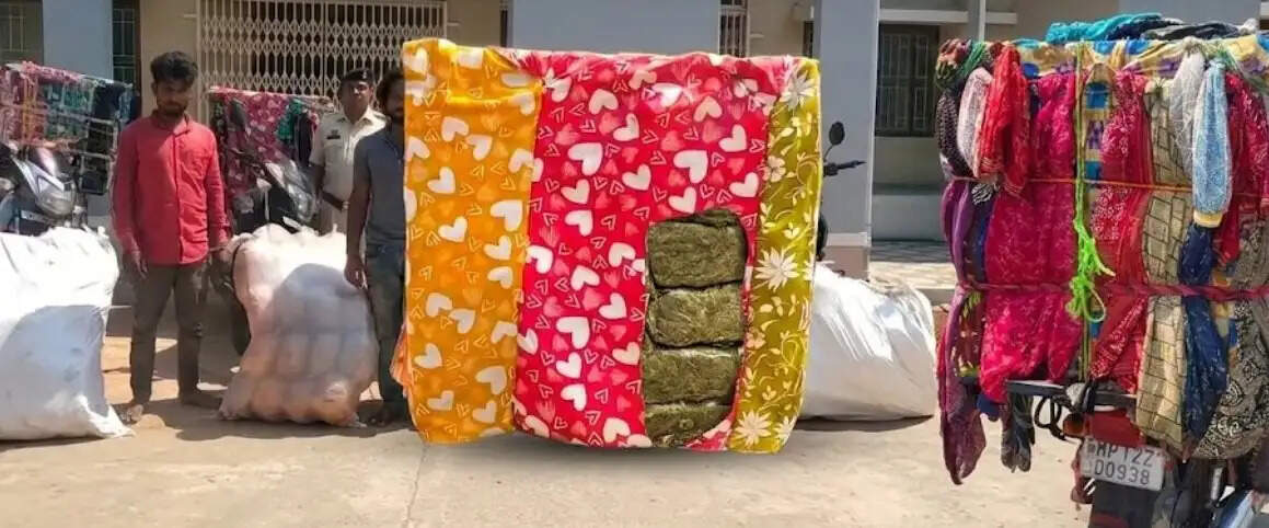 कपड़ा फेरीवालों के भेष में गांजा तस्करी का भंडाफोड़, 12 अंतरराज्यीय तस्कर गिरफ्तार, एक करोड़ से अधिक का माल जब्त