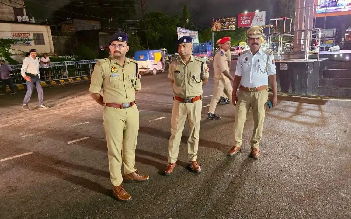 यातायात व्यवस्था को सुचारू बनाने सड़क पर उतरे पुलिस अधिकारी
