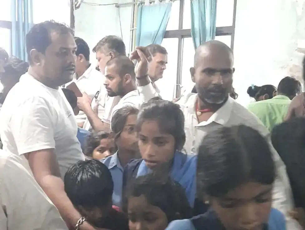 त्रिवेणीगंज के मिर्जवा स्कूल में मध्याह्न भोजन खाने के बाद 50 से अधिक बच्चे बीमार, अस्पताल में मचा हड़कंप