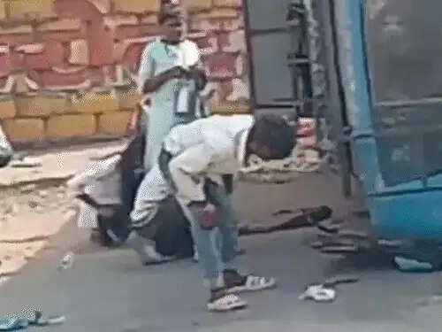 मप्र&nbsp;के कटनी में भीषण सड़क हादसा, हाइवा की टक्कर से पलटी यात्री बस, 3 की मौत