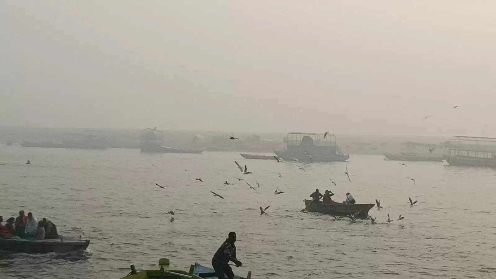 वाराणसी में खिली धूप तो गंगातट पर बढ़ी रौनक,धुंध और कोहरे से राहत