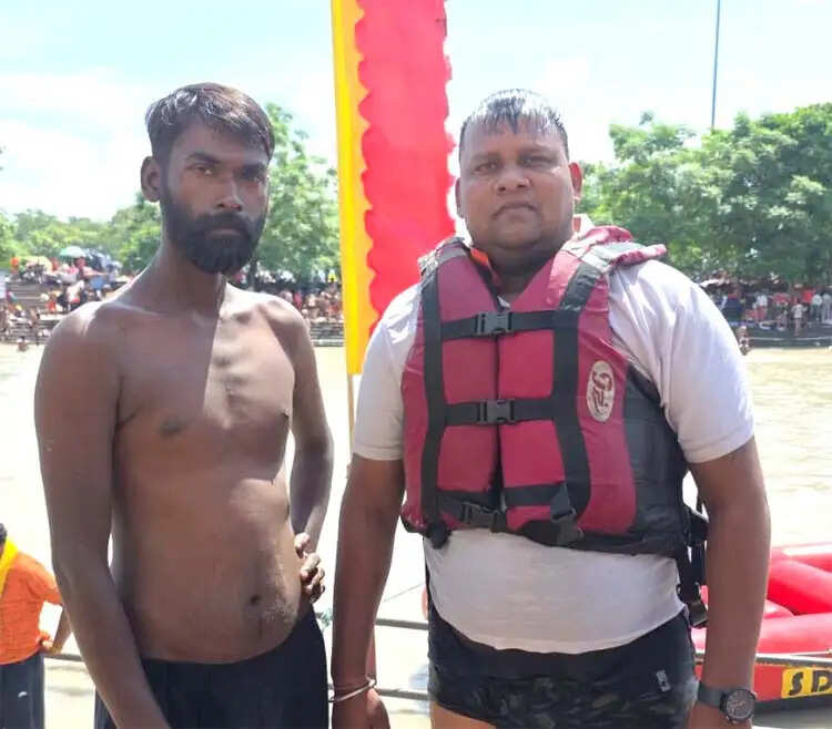 गंगा में डूब रहे युवक का रेस्क्यू, जल पुलिस व एसडीआरएफ ने बचाई जान